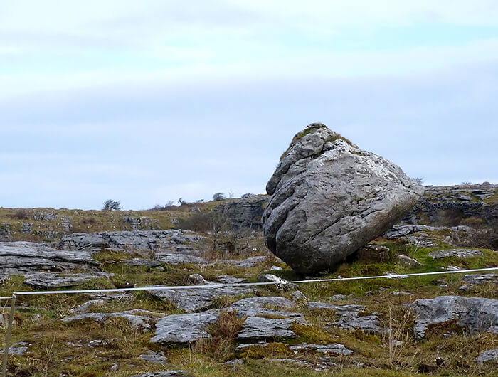 Findling bei Poulnabrone Dolmen, Burren